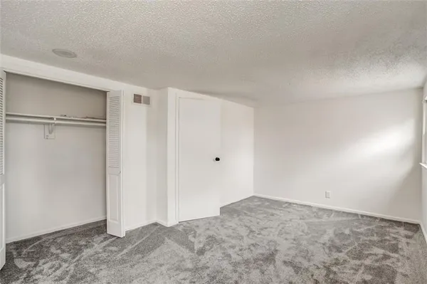$400,000 | 10106 Northwest Mirror Lake Drive, Kansas City, MO 64152