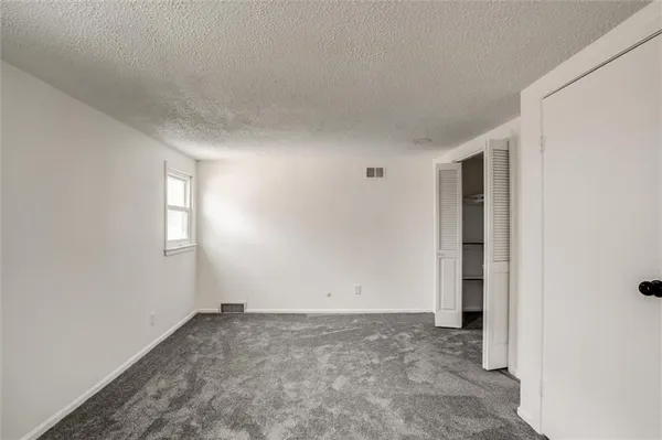$400,000 | 10106 Northwest Mirror Lake Drive, Kansas City, MO 64152
