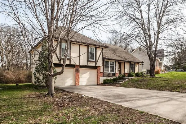 $400,000 | 10106 Northwest Mirror Lake Drive, Kansas City, MO 64152