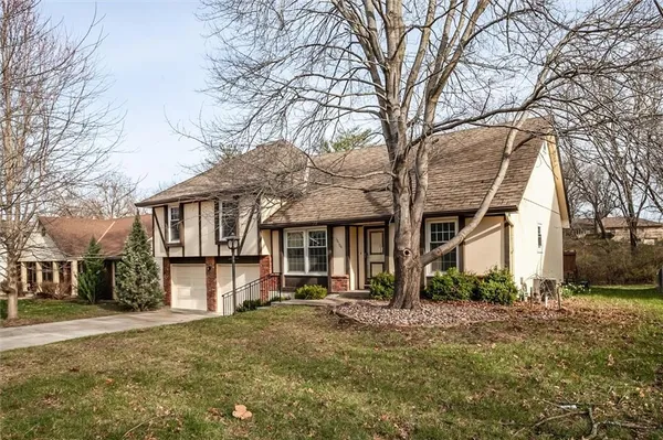 $400,000 | 10106 Northwest Mirror Lake Drive, Kansas City, MO 64152