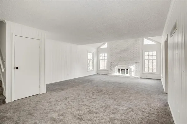 $400,000 | 10106 Northwest Mirror Lake Drive, Kansas City, MO 64152