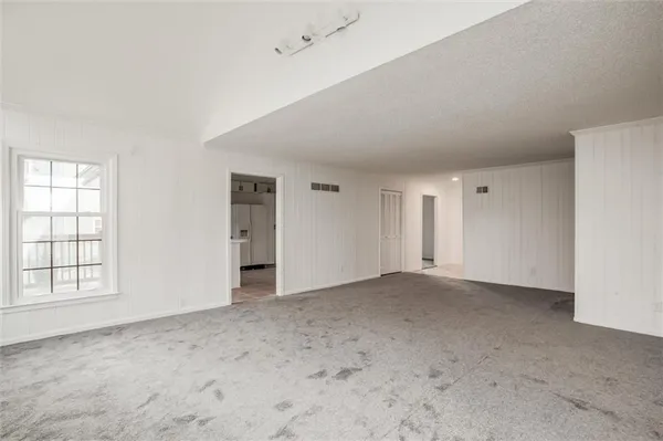 $400,000 | 10106 Northwest Mirror Lake Drive, Kansas City, MO 64152