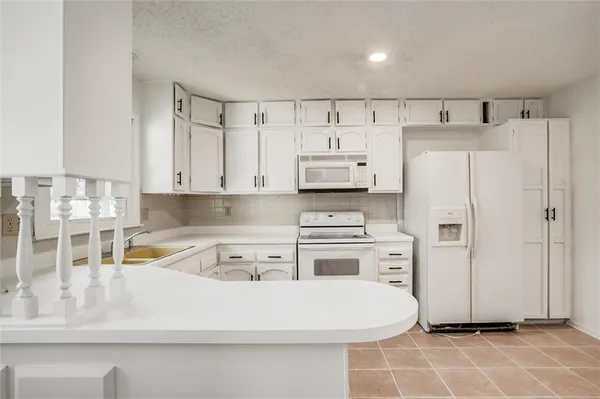 $400,000 | 10106 Northwest Mirror Lake Drive, Kansas City, MO 64152