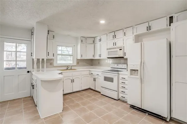 $400,000 | 10106 Northwest Mirror Lake Drive, Kansas City, MO 64152