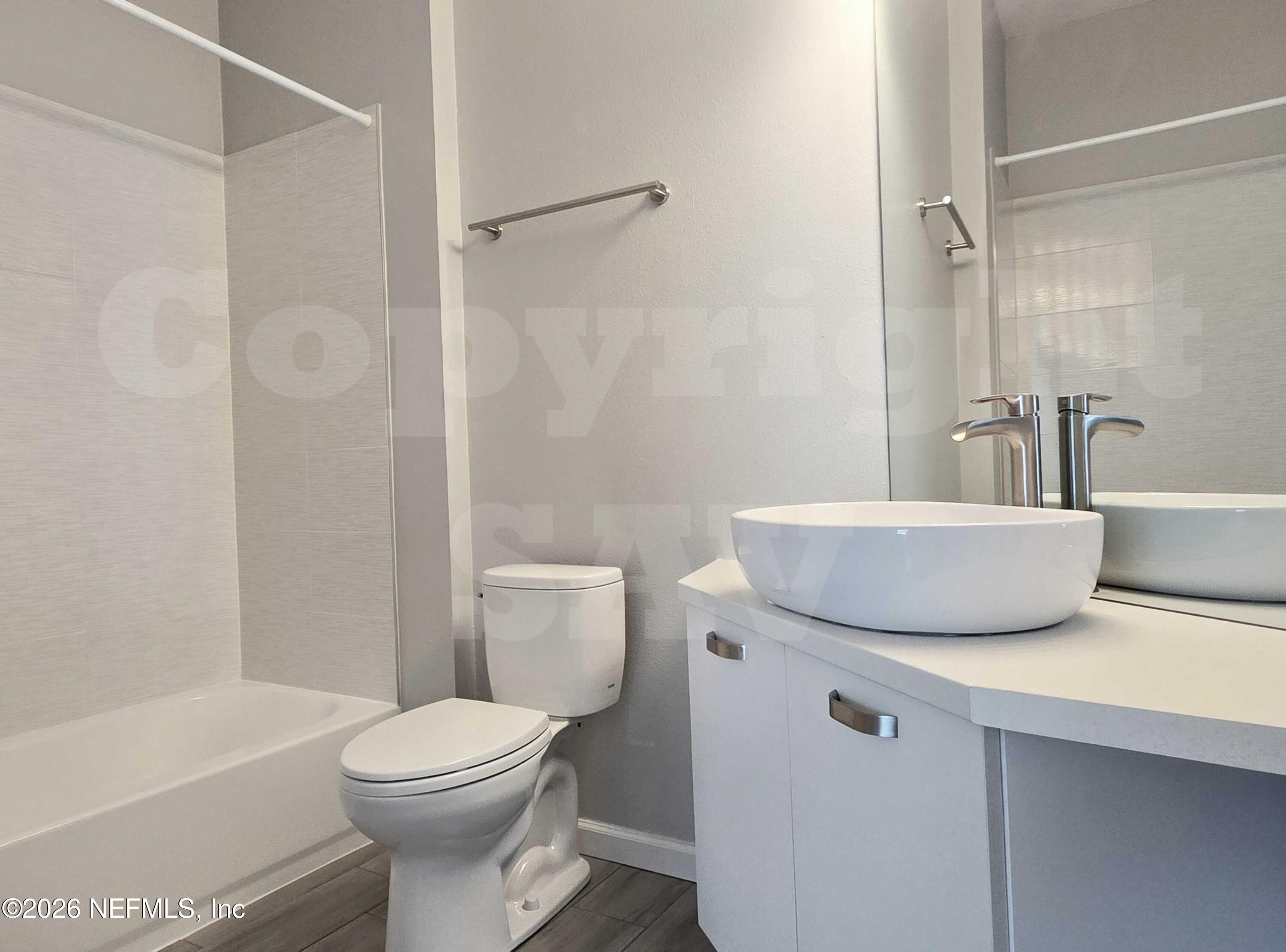 10550 Baymeadows Road, Unit 522 Jacksonville, FL 32256 - Photo 11 of 25 a bathroom with a toilet a sink and bathtub