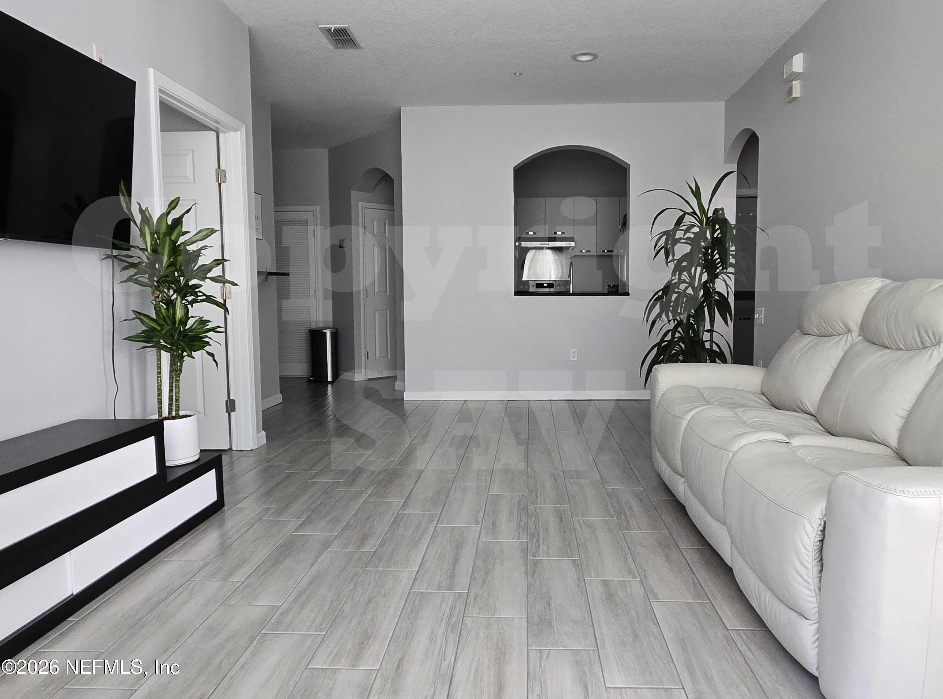 10550 Baymeadows Road, Unit 522 Jacksonville, FL 32256 - Photo 2 of 25 a living room with furniture and a potted plant