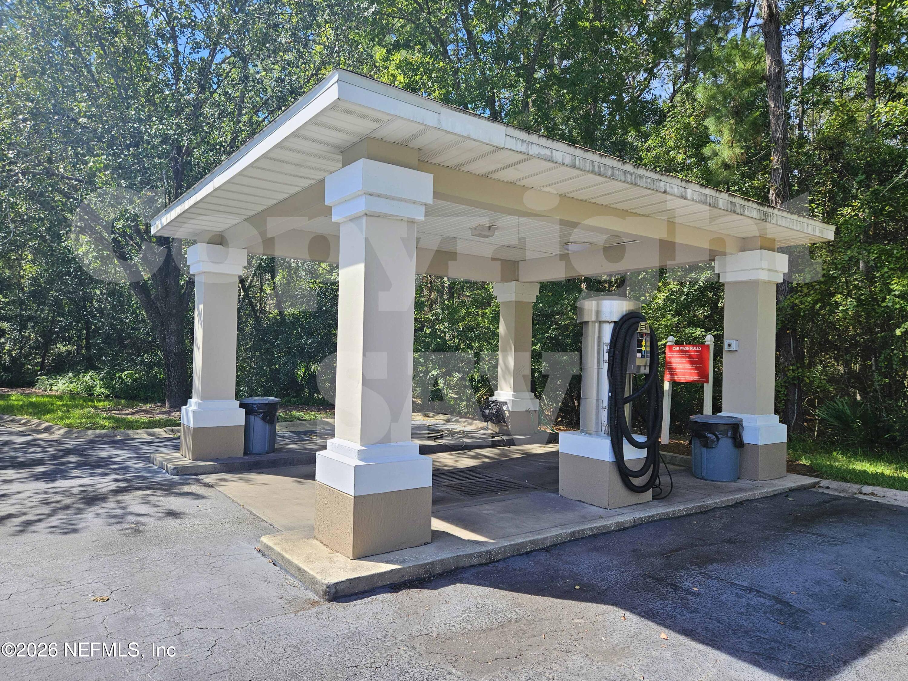 10550 Baymeadows Road, Unit 522 Jacksonville, FL 32256 - Photo 21 of 25 a view of a patio with table and chairs under an umbrella