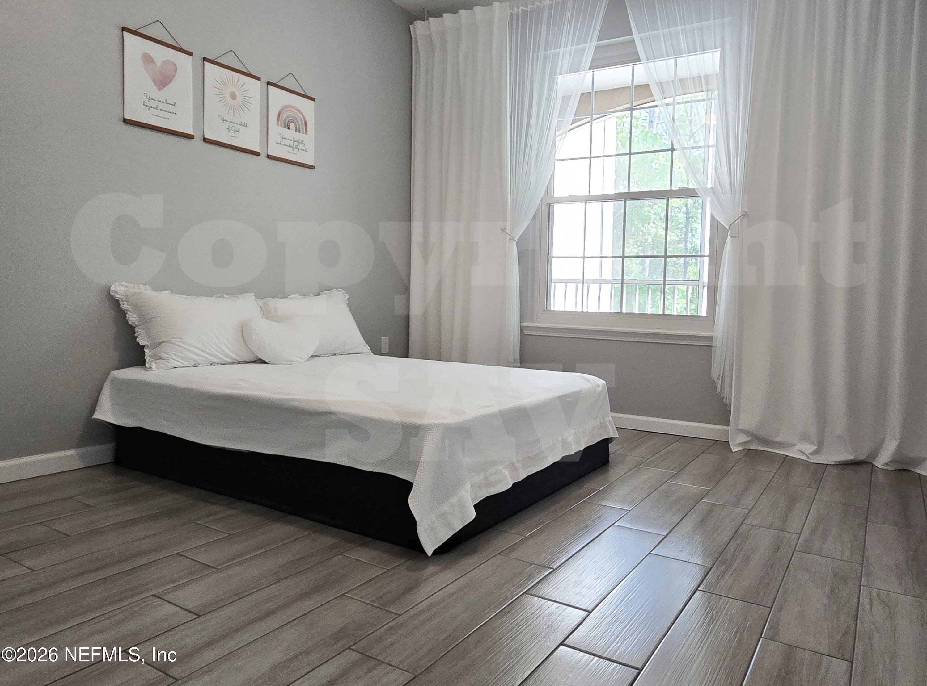 10550 Baymeadows Road, Unit 522 Jacksonville, FL 32256 - Photo 4 of 25 a bedroom with a bed and a window