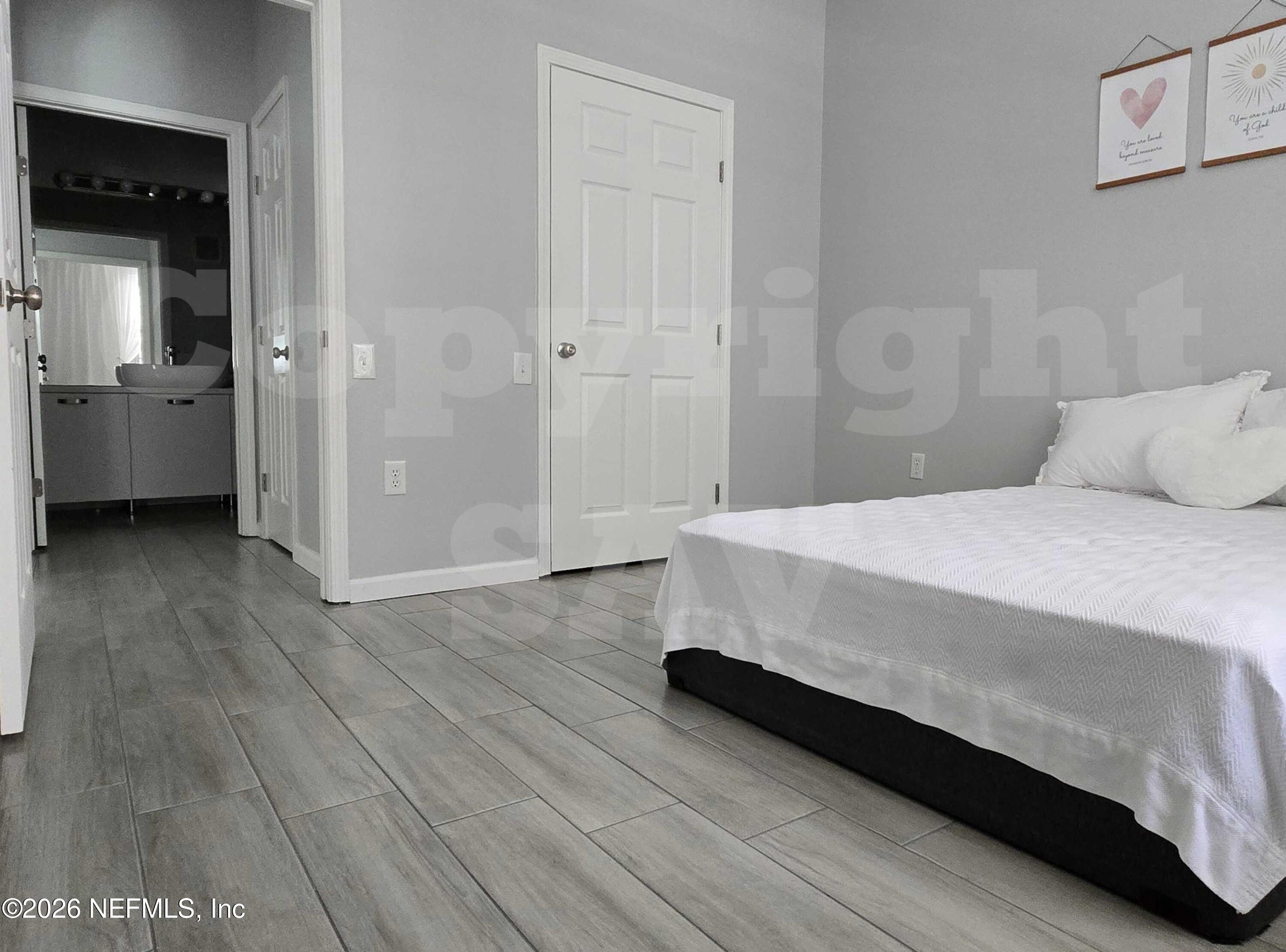 10550 Baymeadows Road, Unit 522 Jacksonville, FL 32256 - Photo 5 of 25 a spacious bedroom with a bed and a view of bathroom