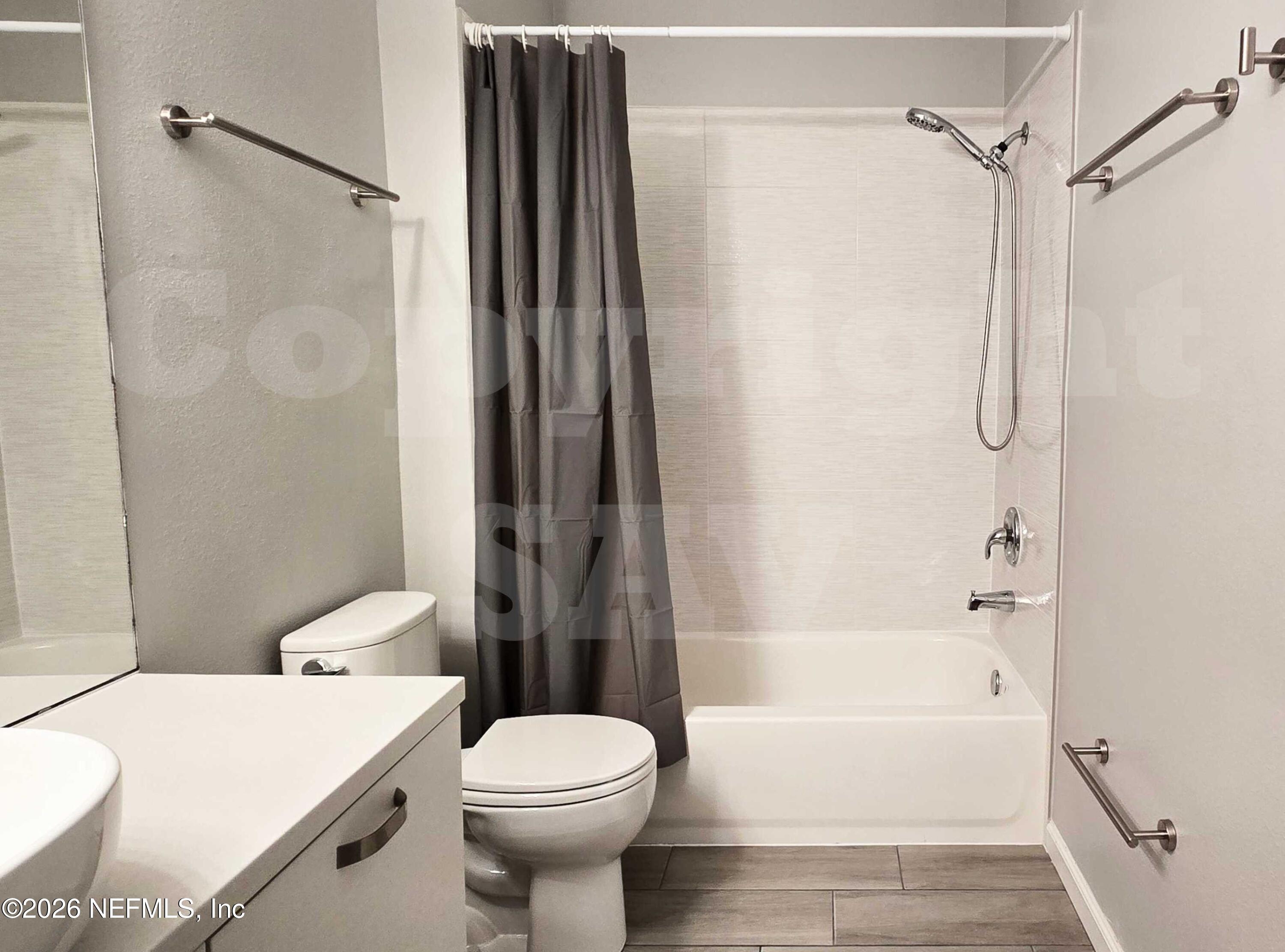 10550 Baymeadows Road, Unit 522 Jacksonville, FL 32256 - Photo 7 of 25 a bathroom with a sink a toilet and a bathtub