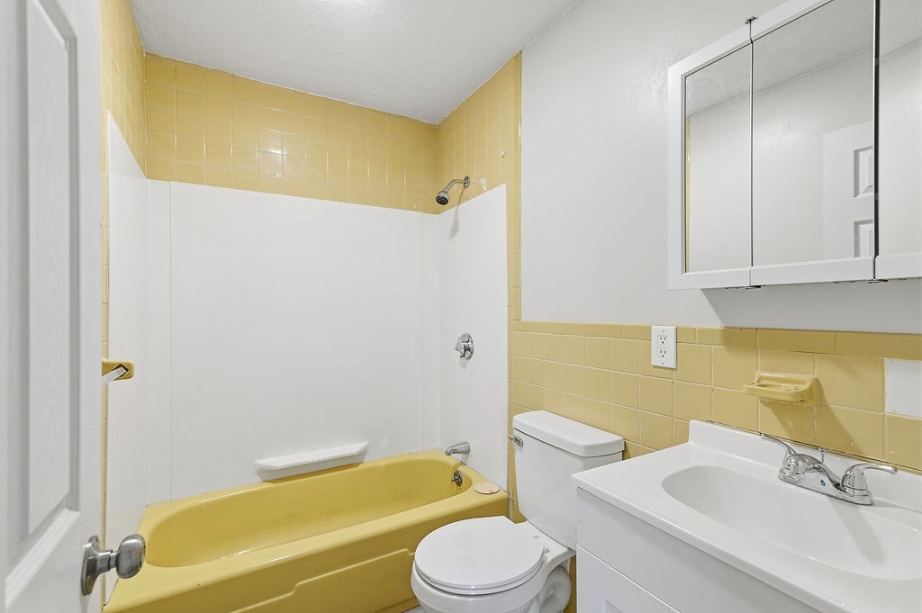 1801 Ocean Street, Unit B31 Marshfield, MA 02050 - Photo 13 of 17 a bathroom with a sink and a bathtub