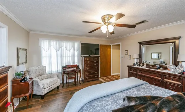 view of bathroom with bathtub