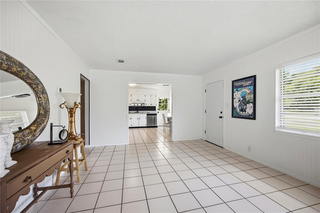 113 Browns Road San Mateo, FL 32187 - Photo 10 of 36 a view of a living room washer and dryer