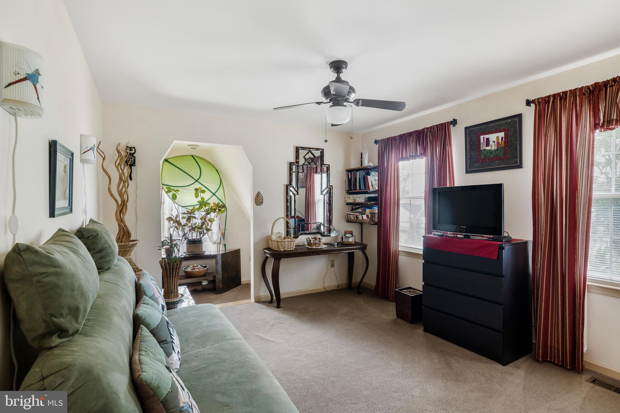 10 Tansgate Boulevard Berlin, NJ 08009 - Photo 30 of 51 a living room with furniture and a flat screen tv