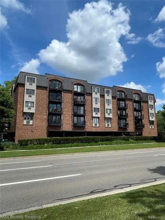 $1,700 | 35300 Woodward Avenue, Unit 404, Birmingham, MI 48009