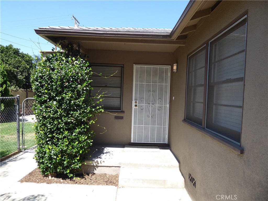 6735 Yellowstone Drive, Unit A Riverside, CA 92506 - Photo 2 of 14 a entryway