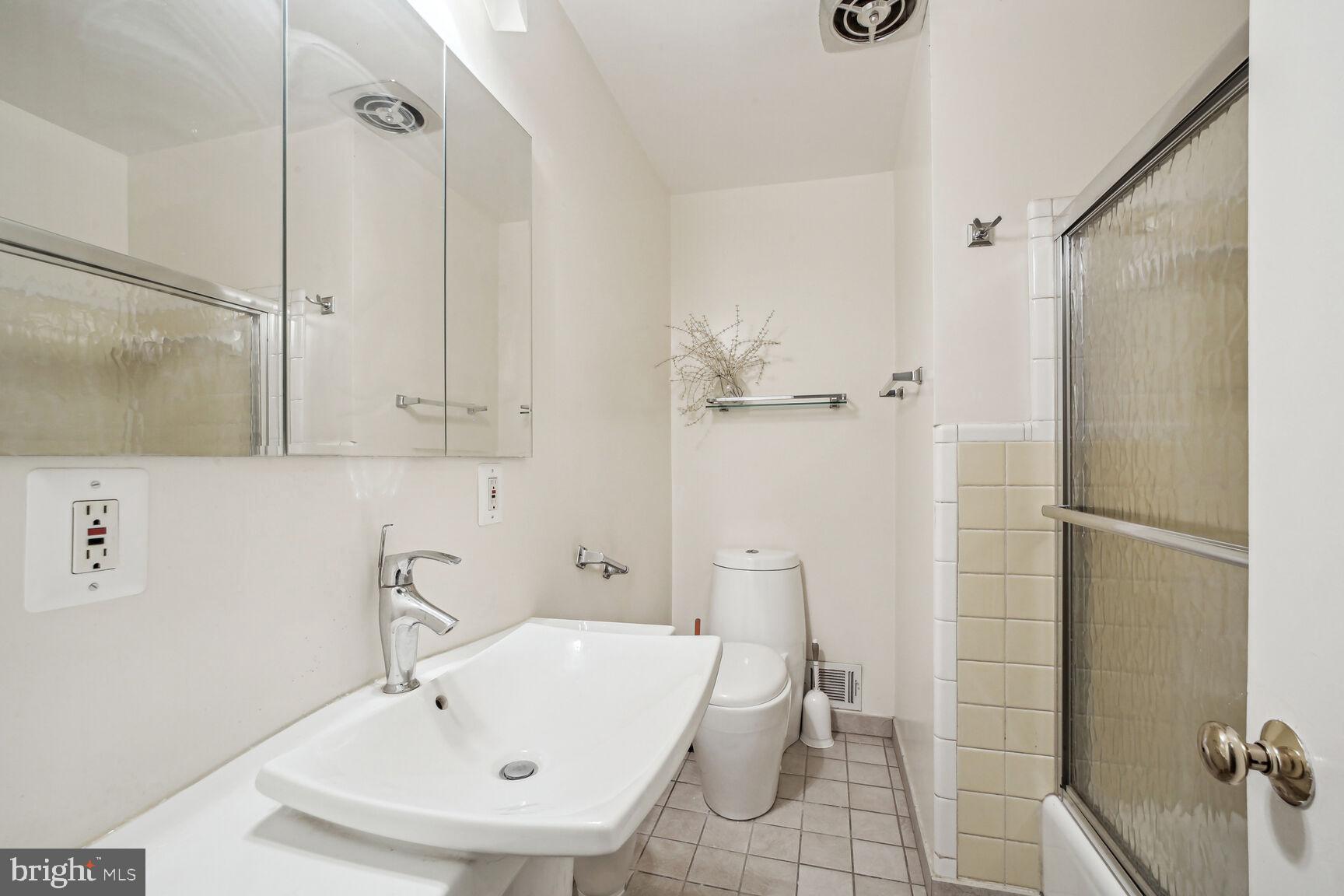 7009 Capitol View Drive McLean, VA 22101 - Photo 14 of 18 Secondary Full Bath