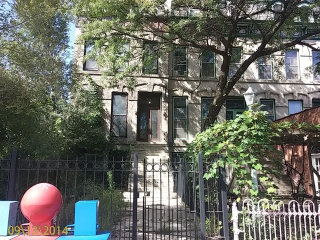 238 South Ashland Avenue Chicago, IL 60607 - Photo 1 of 2 a backyard of a house with table and chairs