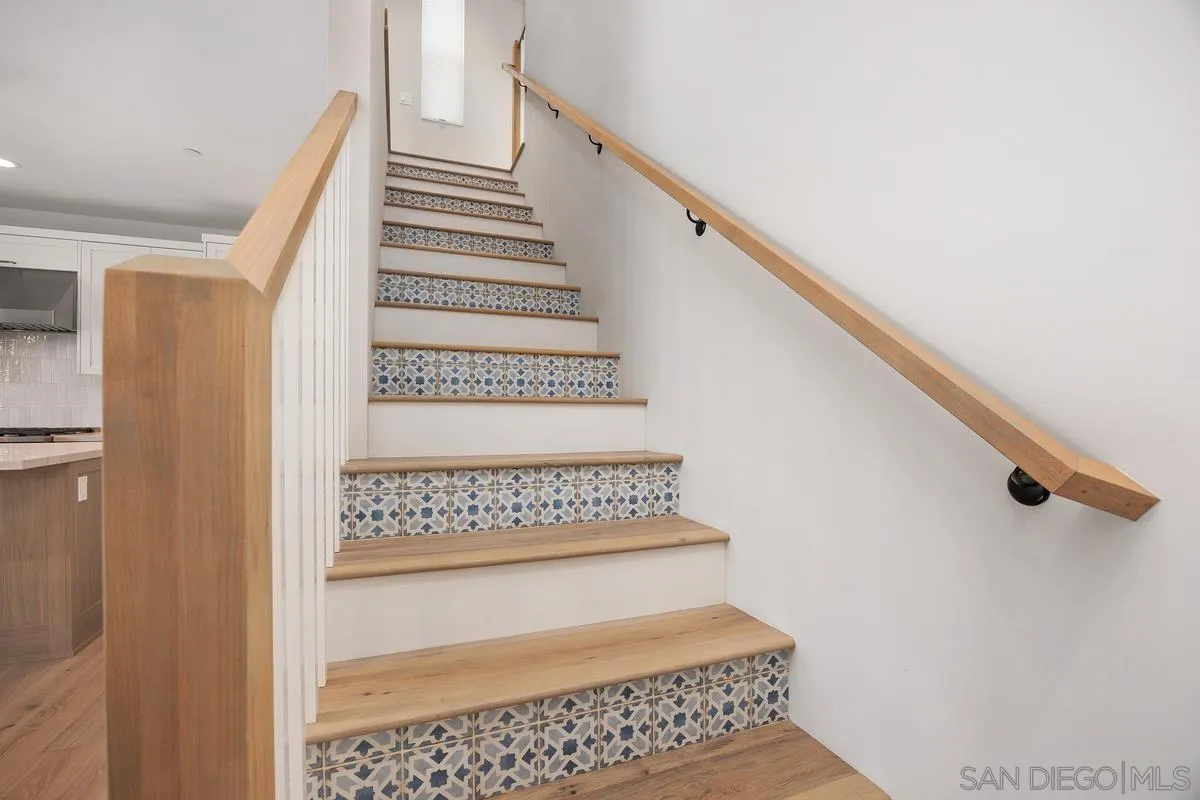 559 North Vulcan Avenue Encinitas, CA 92024 - Photo 19 of 50 a view of entryway