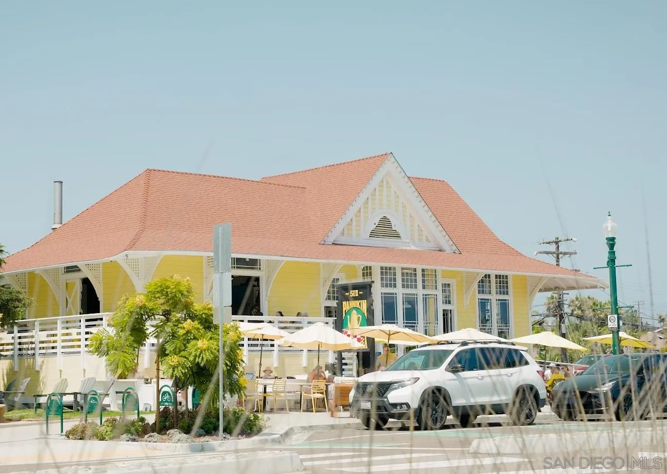 559 North Vulcan Avenue Encinitas, CA 92024 - Photo 44 of 50 a front view of houses with yard