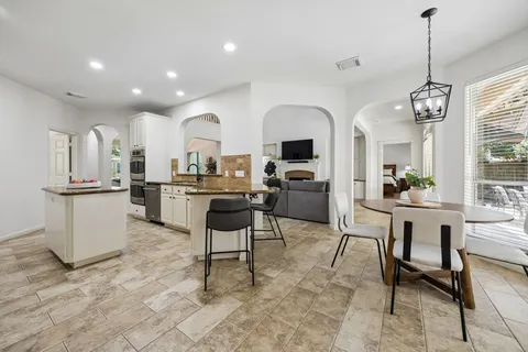 $949,000 | 23 Broadweather Place, The Woodlands, TX 77382