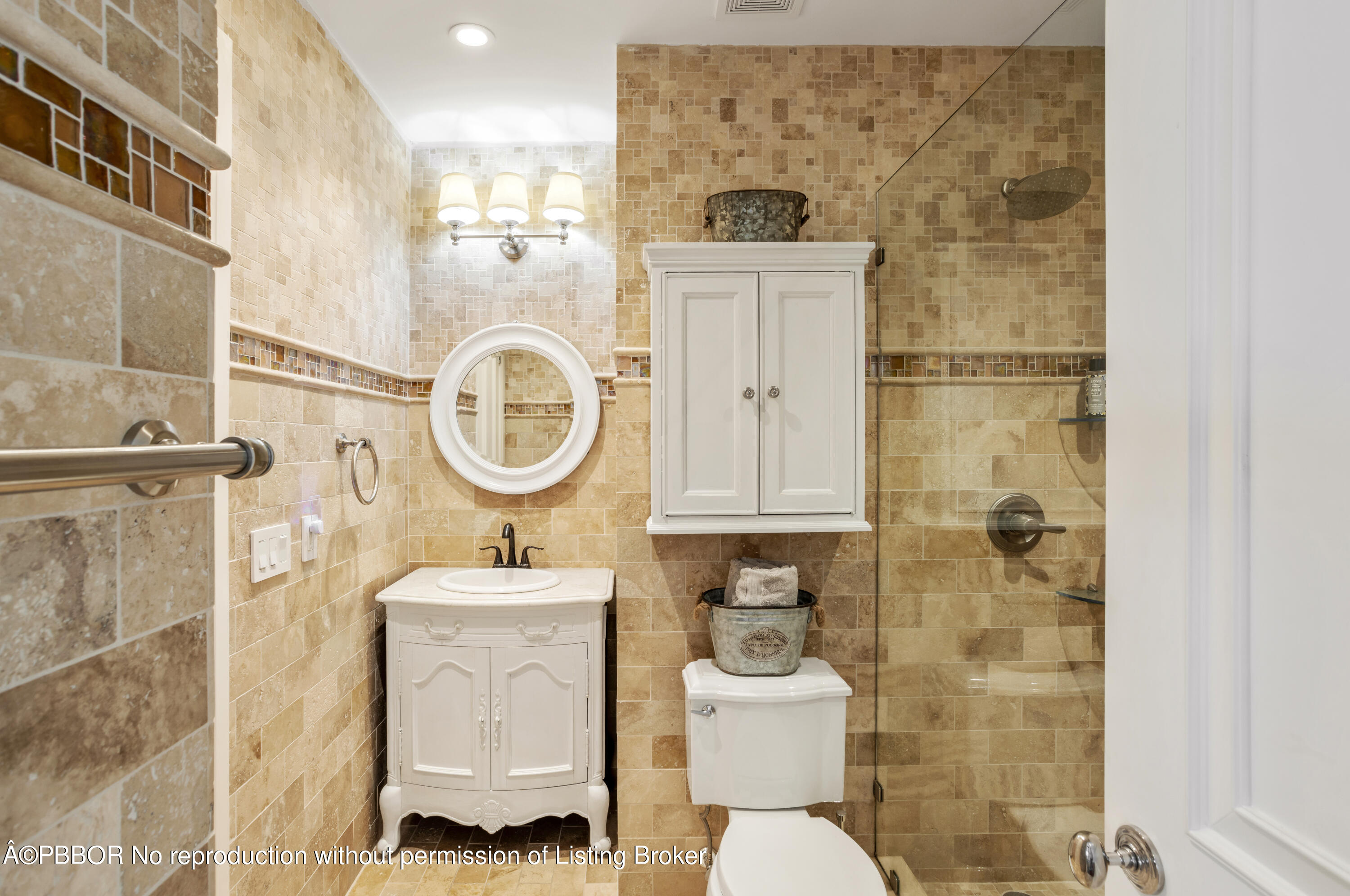 327 Arabian Road Palm Beach, FL 33480 - Photo 20 of 26 GUEST_BATH_THREE
