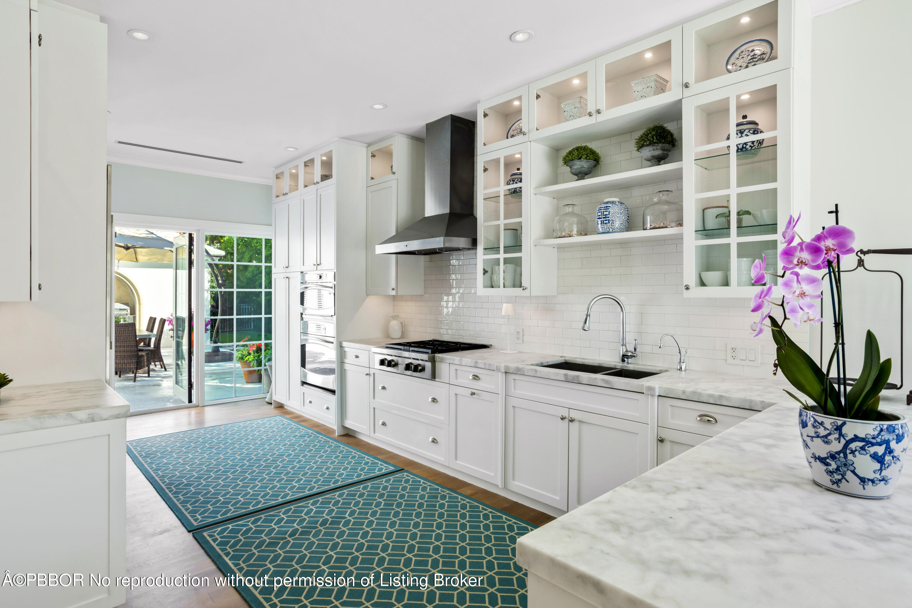 327 Arabian Road Palm Beach, FL 33480 - Photo 8 of 26 KITCHEN_LEFT_ANGLE