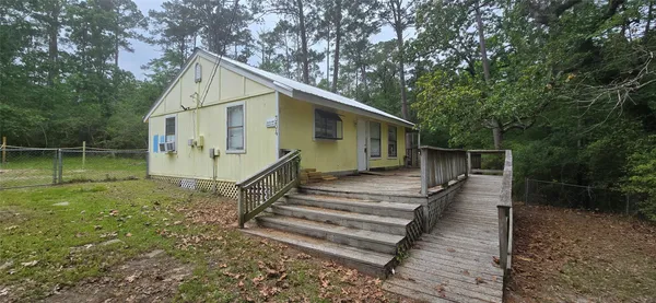 a view of a house with backyard