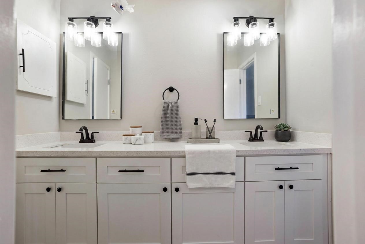 11822 South Perry Avenue Houston, TX 77071 - Photo 18 of 23 a bathroom with double sink and a mirror