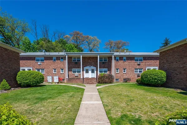 $1,900 | 87 Elm Road, Unit 13A, Caldwell, NJ 07006