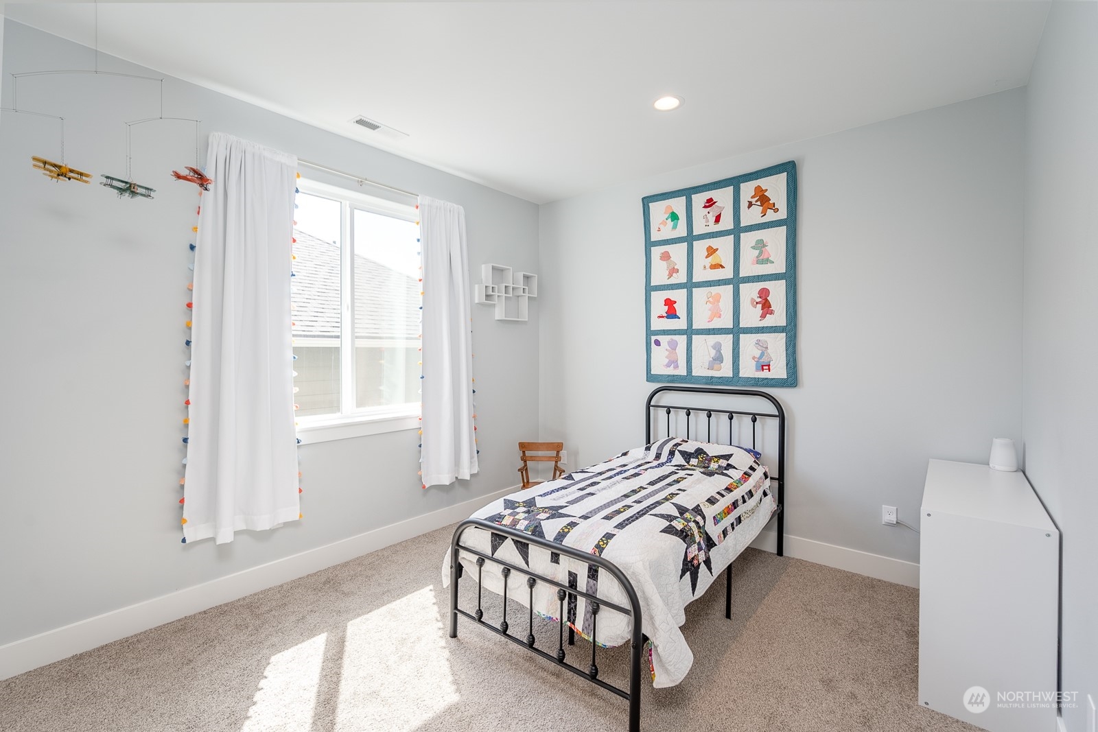 949 Spring Mountain Drive Wenatchee, WA 98801 - Photo 20 of 33 a bedroom with a bed and a window