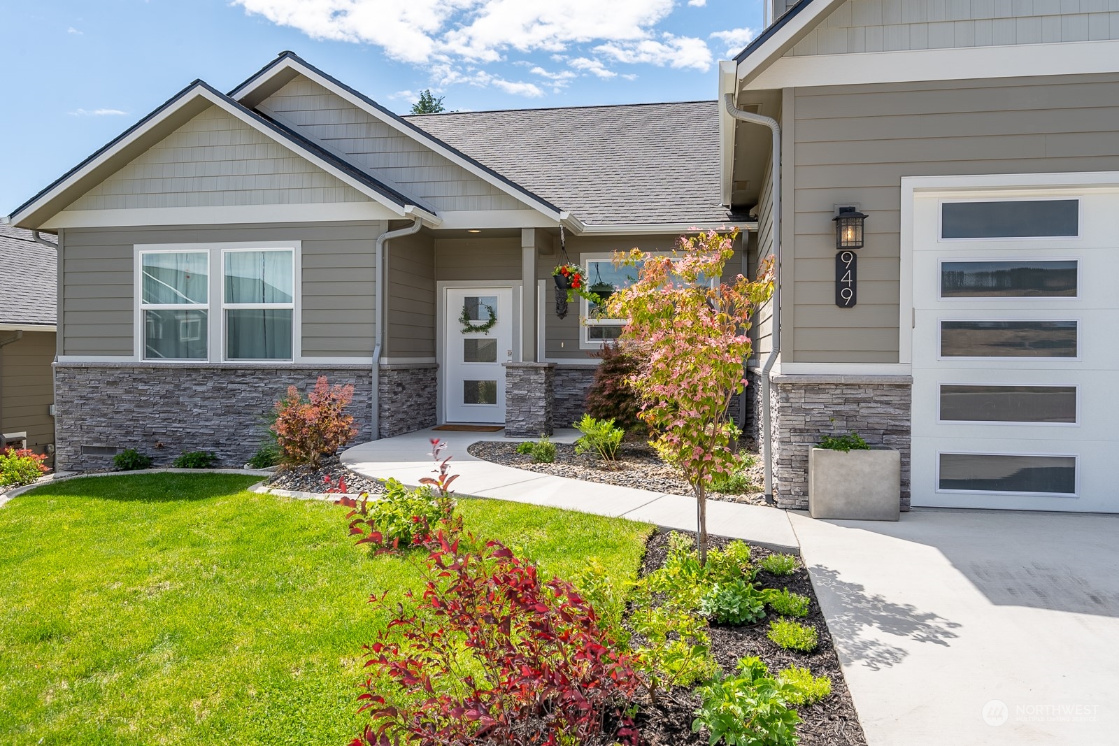 949 Spring Mountain Drive Wenatchee, WA 98801 - Photo 2 of 33 a front view of a house with a yard and garage
