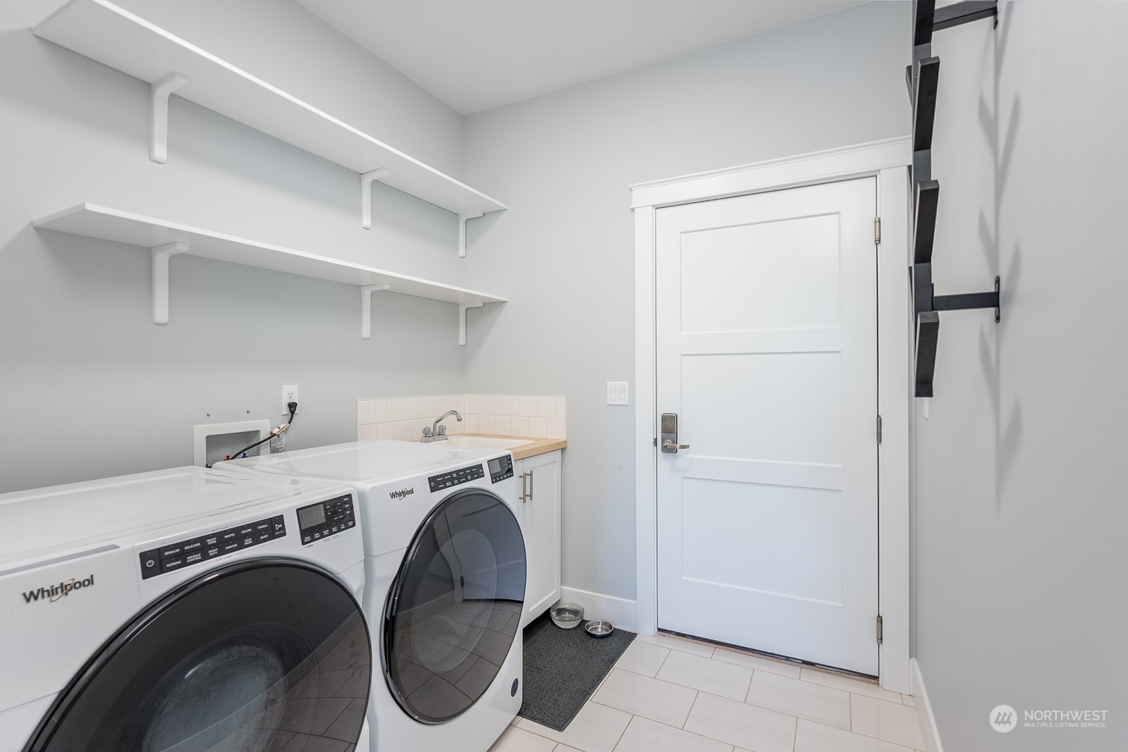 949 Spring Mountain Drive Wenatchee, WA 98801 - Photo 25 of 33 a utility room with dryer and washer