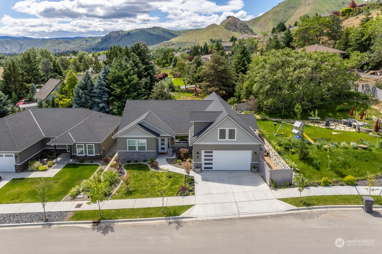 949 Spring Mountain Drive Wenatchee, WA 98801 - Photo 33 of 33 front view of house with a yard