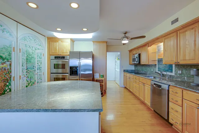 $649,000 | 1671 Mission Hills Road, Unit 302, Northbrook, IL 60062