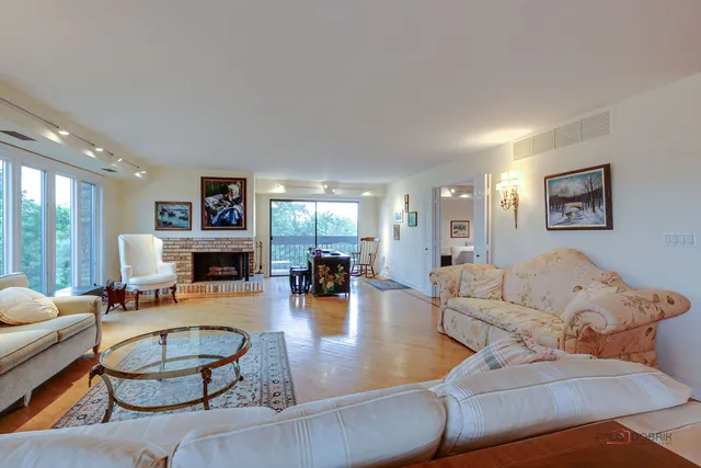 $649,000 | 1671 Mission Hills Road, Unit 302, Northbrook, IL 60062