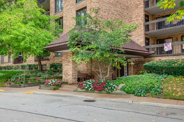 $649,000 | 1671 Mission Hills Road, Unit 302, Northbrook, IL 60062