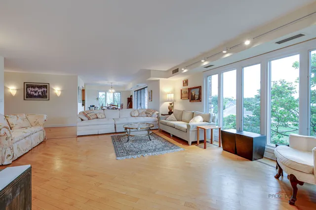 $649,000 | 1671 Mission Hills Road, Unit 302, Northbrook, IL 60062