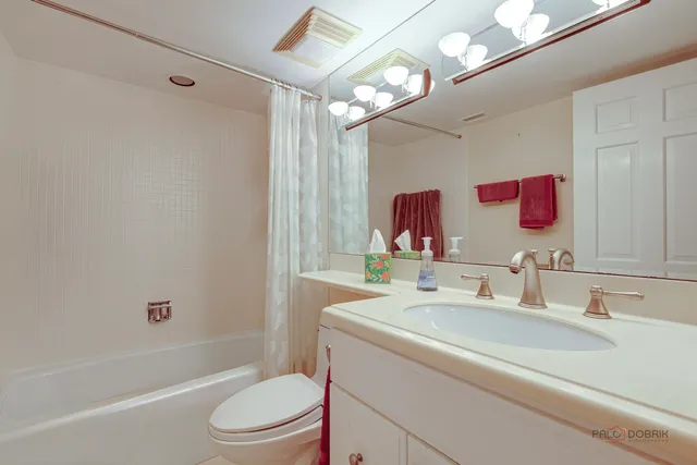 $649,000 | 1671 Mission Hills Road, Unit 302, Northbrook, IL 60062