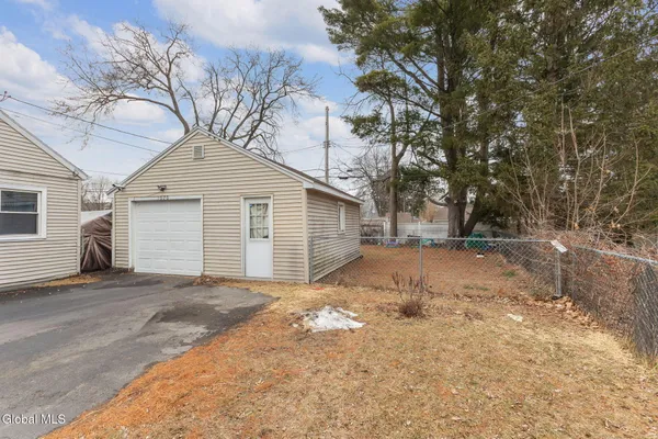 $205,000 | 1070 Inner Drive, Schenectady, NY 12303