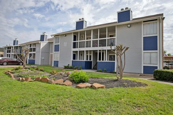 a view of a house with a yard and plants