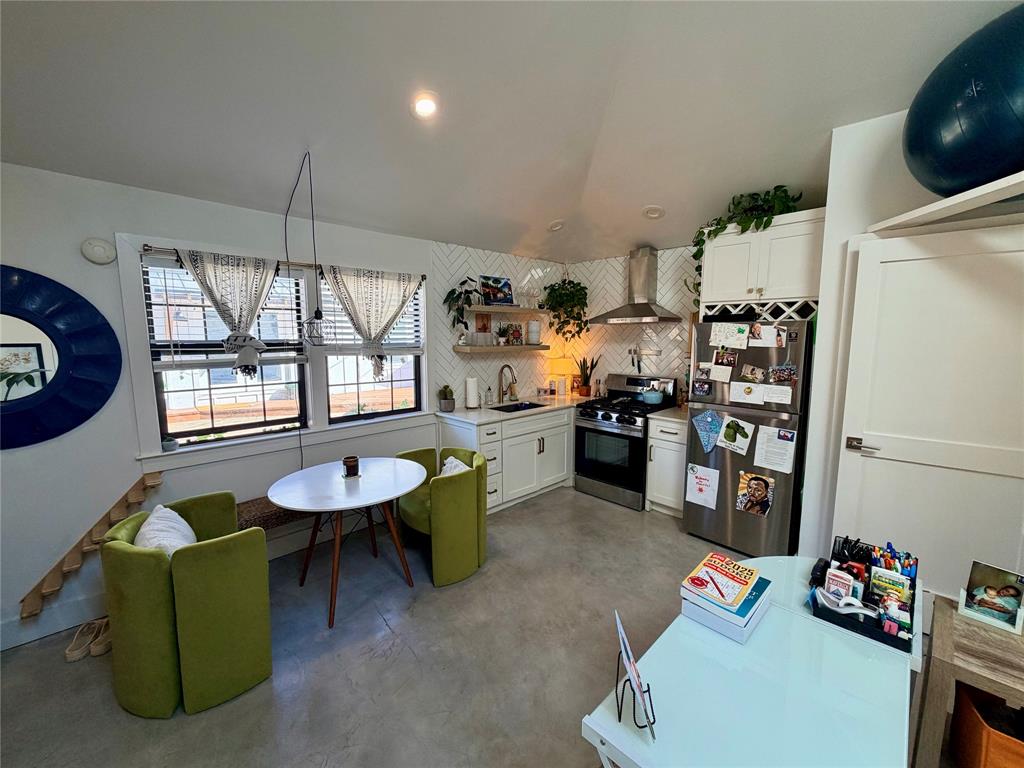 315 Easton Road, Unit B Dallas, TX 75218 - Photo 2 of 10 a kitchen with a refrigerator and a stove
