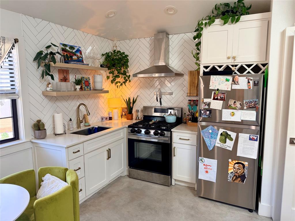 315 Easton Road, Unit B Dallas, TX 75218 - Photo 3 of 10 a kitchen with a stove a refrigerator and a clock on the wall