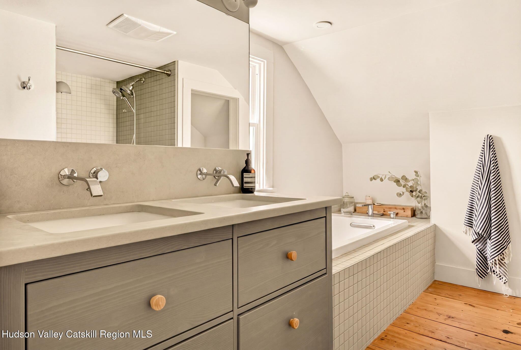 857 Flats Road Athens, NY 12015 - Photo 28 of 46 1 upstairs bath 2 (7)