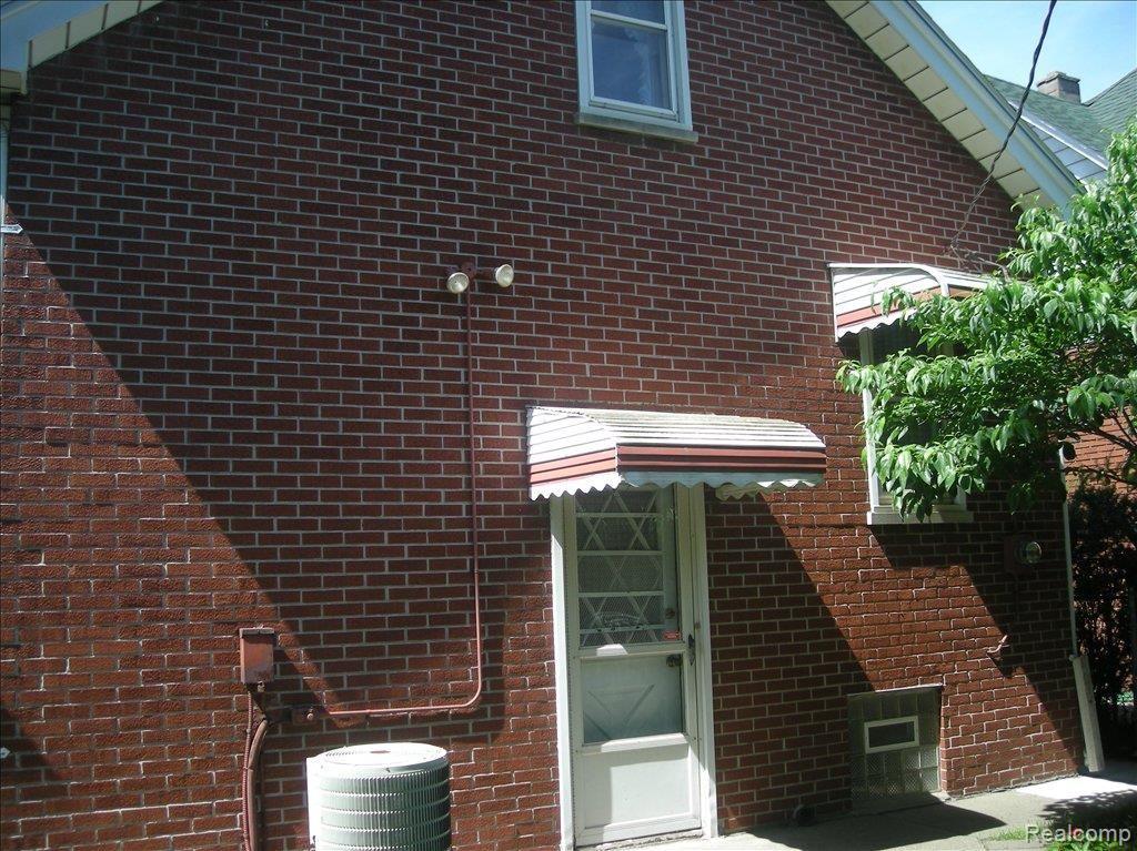 139 Maple Street River Rouge, MI 48218 - Photo 3 of 20 DSCN2704
