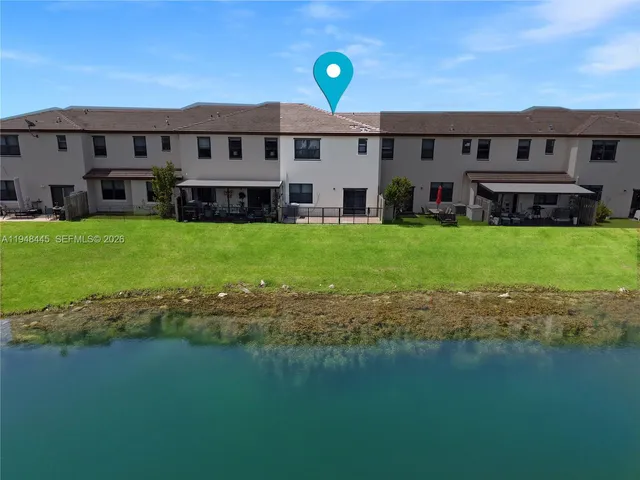 a view of a house with a backyard