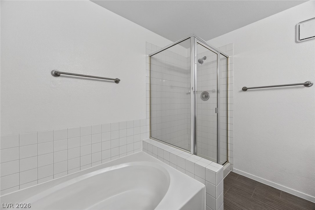 2201 Ramsgate Drive, Unit 117 Henderson, NV 89074 - Photo 25 of 31 Bathtub and shower