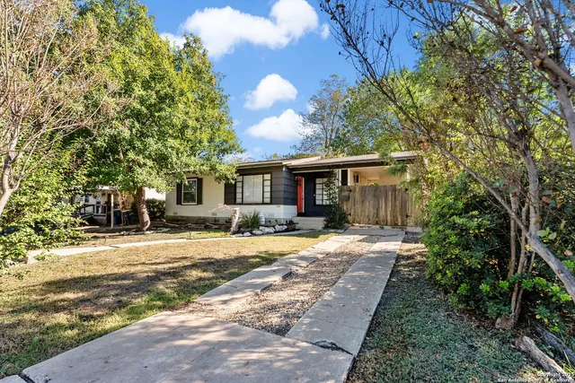 a view of a house with a yard