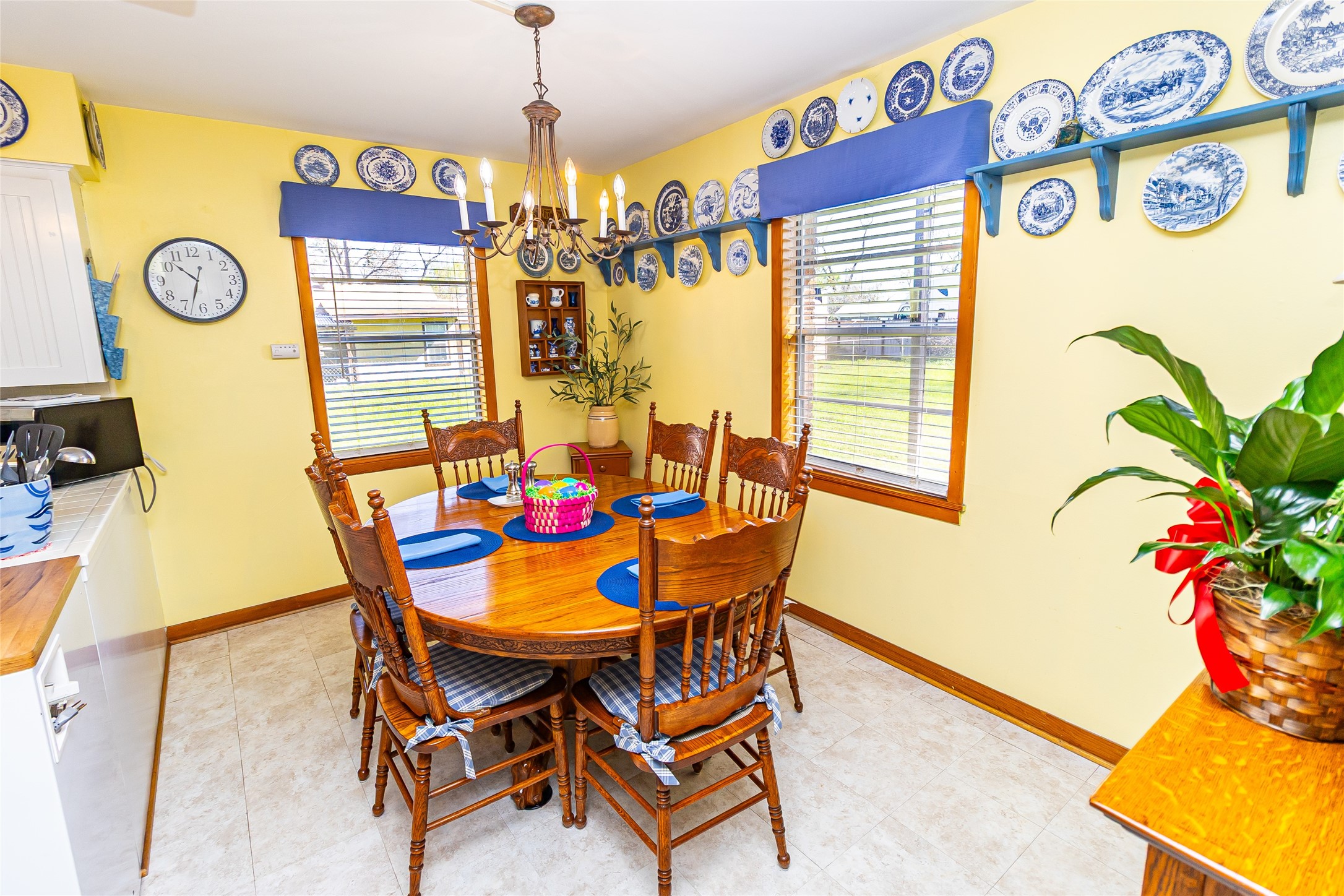 1202 Pecan Street Channelview, TX 77530 - Photo 25 of 35 a dining room with furniture and window
