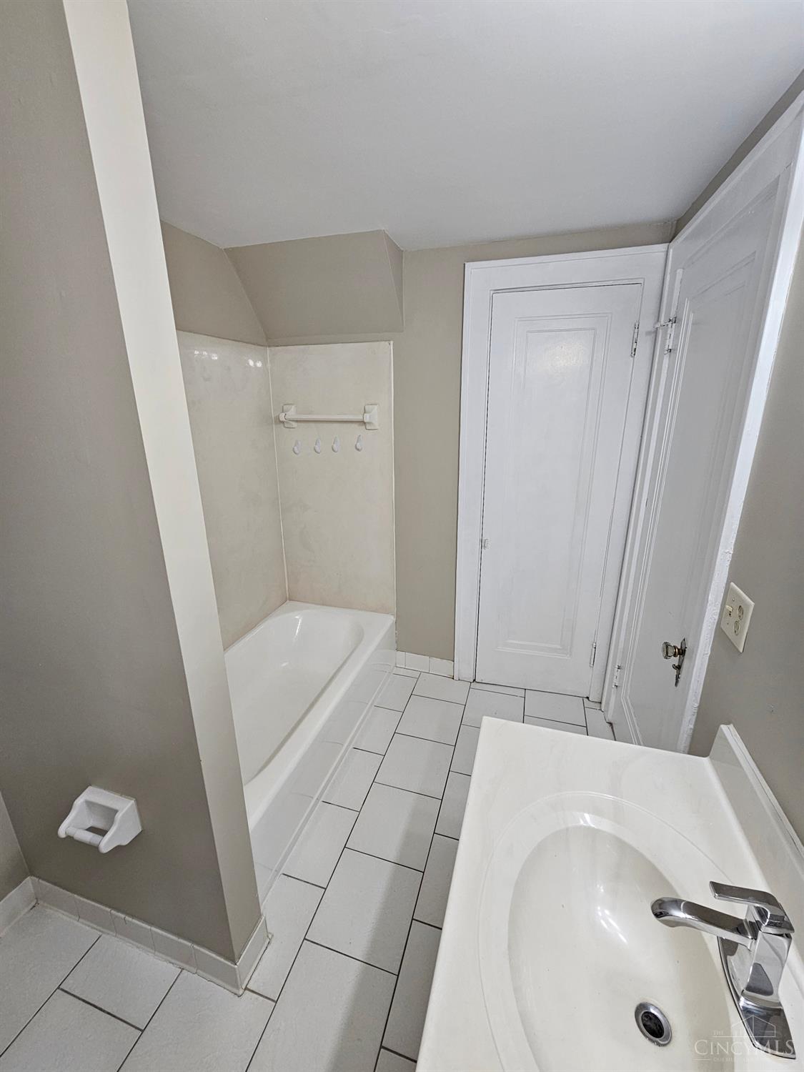 5165 Ralph Avenue Cincinnati, OH 45238 - Photo 17 of 23 Gallery Image 17